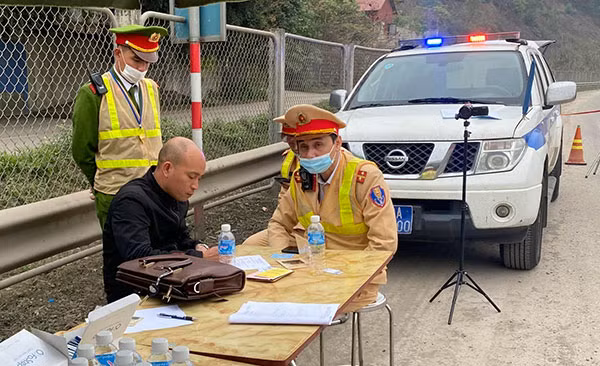 Lực lượng chức năng test nhanh ma tuý đối với lái xe.
