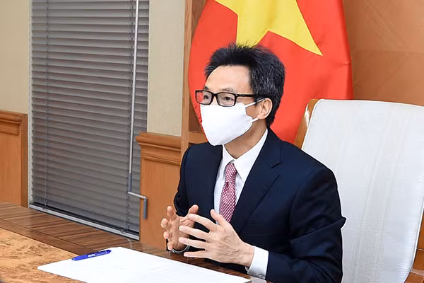 Tại cuộc họp trực tuyến với Giám đốc WHO khu vực Tây Thái Bình Dương, Phó Thủ tướng Vũ Đức Đam khẳng định, Chính phủ Việt Nam quyết tâm và nỗ lực đẩy nhanh triển khai chiến lược tiêm chủng vaccine nhằm sớm đạt miễn dịch cộng đồng.