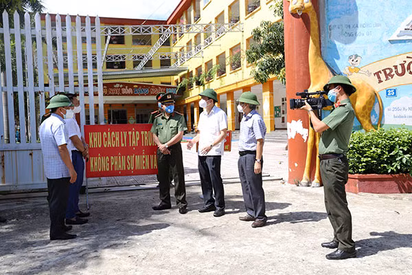 Phóng viên Công an tỉnh Hà Tĩnh tác nghiệp nơi tâm dịch.