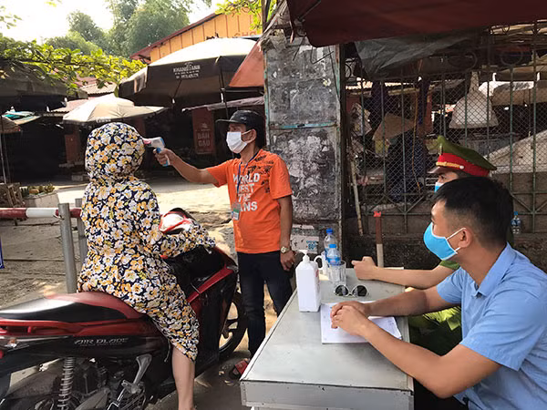 Công an phường Đồng Tâm tham gia chốt và tuyên truyền phòng, chống dịch COVID-19 trên địa bàn.