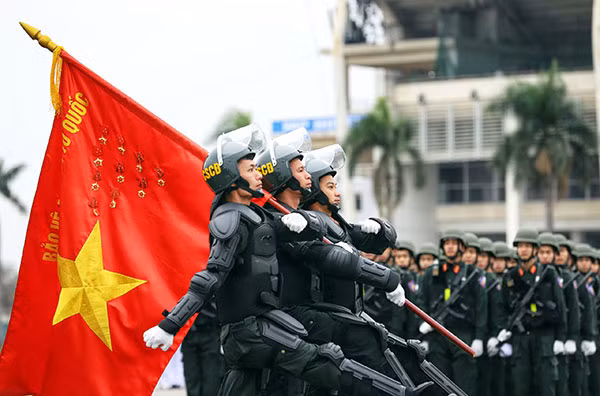Xây dựng lực lượng CAND cách mạng, chính quy, tinh nhuệ, từng bước hiện đại. Ảnh: Q.Vinh. Xây dựng lực lượng CAND cách mạng, chính quy, tinh nhuệ, từng bước hiện đại. Ảnh: Q.Vinh.