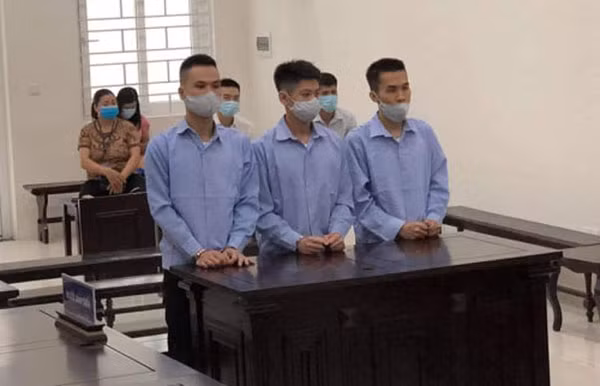 Ba bị cáo tại phiên toà.