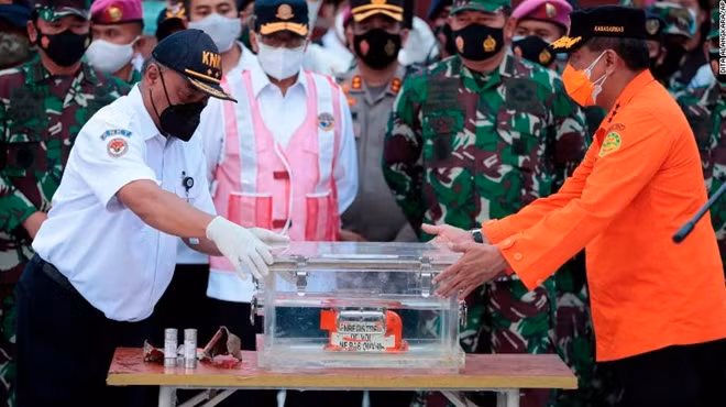 Chánh văn phòng Ủy ban An toàn Giao thông Quốc gia Indonesia Soerjanto Tjahjono (trái) và Giám đốc Cơ quan Tìm kiếm và Cứu nạn Quốc gia Indonesia Bagus Puruhito với chiếc hộp đen được tìm thấy.