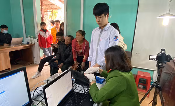 Công an 2 huyện Thiệu Hóa và Triệu Sơn làm thủ tục câp thẻ căn cước cho công dân.