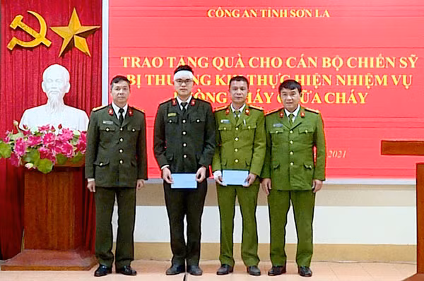 Đoàn công tác trao quà cho 2 cán bộ chiến sỹ bị thương khi làm nhiệm vụ phòng cháy chữa cháy. Đoàn công tác trao quà cho 2 cán bộ chiến sỹ bị thương khi làm nhiệm vụ phòng cháy chữa cháy.