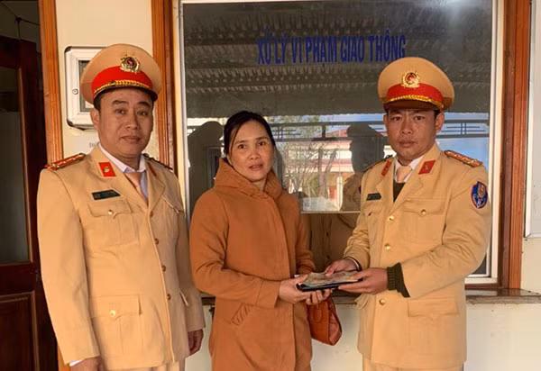 Đội CSGT Công an huyện Tuy Đức trao trả tài sản cho chị Lưu Thị Thảo. Đội CSGT Công an huyện Tuy Đức trao trả tài sản cho chị Lưu Thị Thảo.