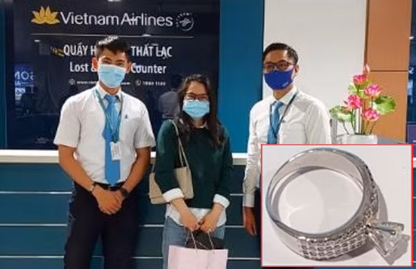 Hành khách nhận lại chiếc nhẫn kim cương (ảnh nhỏ) rơi trên máy bay.
