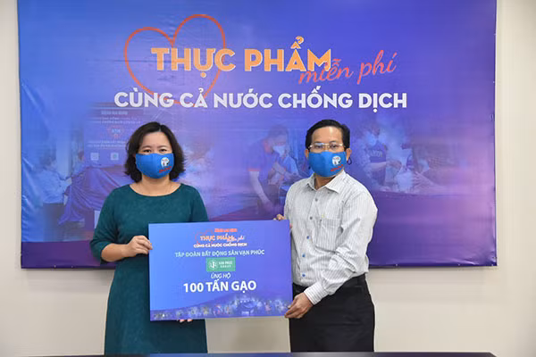 Ủng hộ 100 tấn gạo cho chương trình Thực phẩm miễn phí cùng cả nước chống dịch - Ảnh: GP.