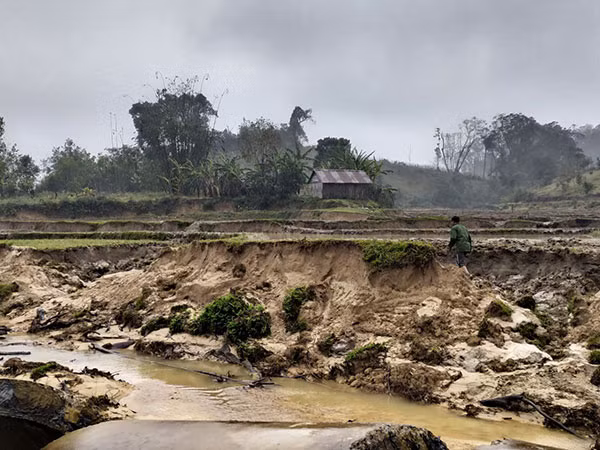 Nhiều diện tích đất đai, hoa màu của người dân bị nước cuốn trôi do quá trình thi công thủy điện.