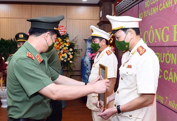 Thừa ủy quyền của Bộ trưởng Bộ Công an, Thiếu tướng Trần Hải Quân đã trao Quyết định về việc điều động, bổ nhiệm đối với Đại tá Đỗ Văn Quang và Đại tá Võ Anh Tuấn.