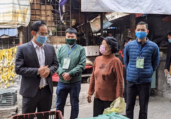 ...và tuyên truyền người dân chấp hành biện pháp phòng chống dịch.