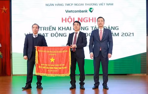 Thừa ủy quyền của Thủ tướng Chính phủ, Phó Thống đốc NHNN Đoàn Thái Sơn trao Cờ thi đua của Thủ tướng Chính phủ cho Vietcombank tại Hội nghị triển khai hoạt động kinh doanh năm 2021 của Vietcombank.