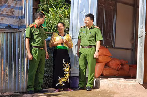 Lãnh đạo Công an huyện Mường Nhé thăm người dân sau một năm nhận nhà xã hội hóa do Bộ Công an phát động.