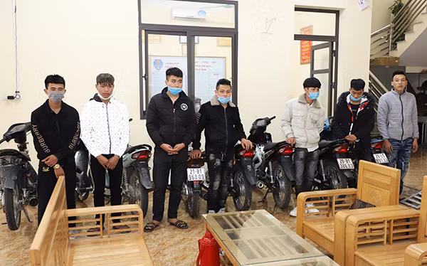 Nhóm đối tượng và tang vật bị thu giữ tại Cơ quan Công an.