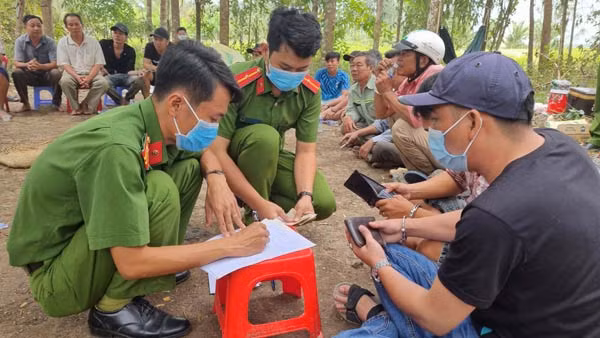 Công an lập biên bản thu giữ tiền trên người các con bạc. Công an lập biên bản thu giữ tiền trên người các con bạc.