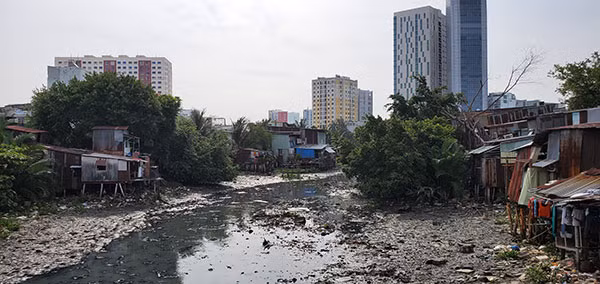 Những dãy nhà lụp xụp ven rạch Xuyên Tâm.