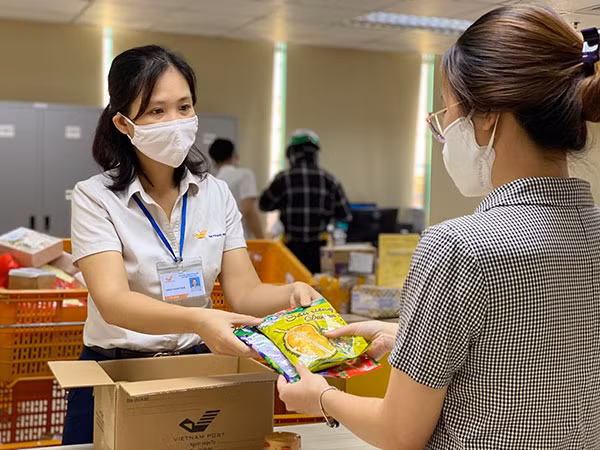Vietnam Post đảm bảo ổn định các dịch vụ bưu chính phục vụ khách hàng. Vietnam Post đảm bảo ổn định các dịch vụ bưu chính phục vụ khách hàng.