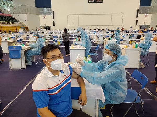 Người lao động PVOIL được tiêm vaaccine phòng COVID-19.