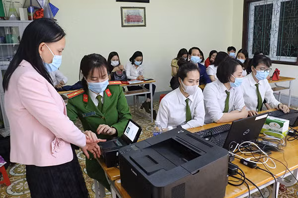 Những nữ cán bộ làm CCCD hăng say với công việc. Những nữ cán bộ làm CCCD hăng say với công việc.