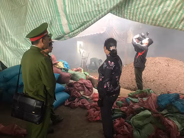 Lực lượng Công an huyện Đắk Mil kiểm tra lò sấy cà phê của ông Lê Lợi. Lực lượng Công an huyện Đắk Mil kiểm tra lò sấy cà phê của ông Lê Lợi.