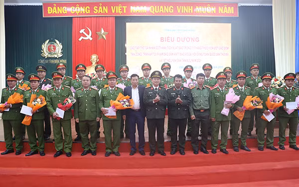 Tặng hoa và trao thưởng cho các tập thể, cá nhân.