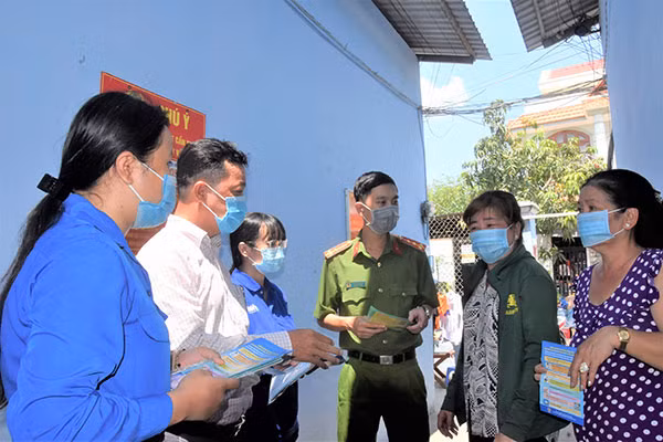 Thành viên “Tổ COVID-19 cộng đồng” ấp 5, xã Phú Xuân, huyện Nhà Bè, TP Hồ Chí Minh tuyên truyền phòng, chống dịch cho người dân.