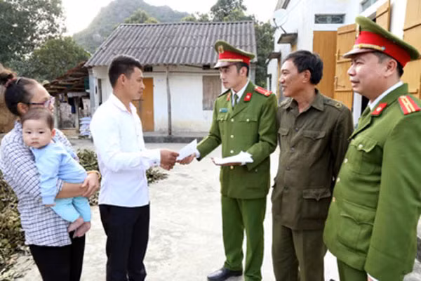 Công an xã chính quy gắn bó mật thiết với nhân dân. Công an xã chính quy gắn bó mật thiết với nhân dân.