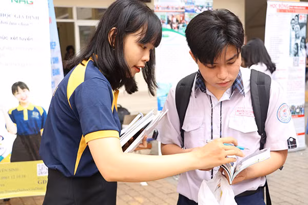 Ảnh minh hoạ: Phổ điểm môn Tiếng Anh thể hiện sự chệnh lệch giữa các vùng miền cũng như mức độ đầu tư giữa các nhóm thí sinh.