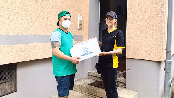 Vải thiều Bắc Giang đến tay người tiêu dùng châu Âu thông qua đối tác của Viettel Post. Vải thiều Bắc Giang đến tay người tiêu dùng châu Âu thông qua đối tác của Viettel Post.