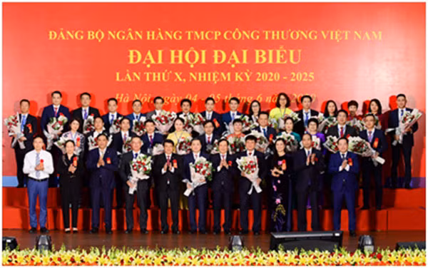 Đồng chí Y Thanh Hà Niê Kđăm, Ủy viên dự khuyết Trung ương Đảng, Bí thư Đảng ủy Khối Doanh nghiệp Trung ương cùng lãnh đạo tặng hoa chúc mừng BCH Đảng bộ Ngân hàng TMCP Công Thương Việt Nam khóa X, nhiệm kỳ 2020 – 2025.