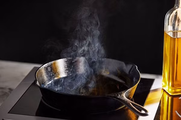 Dầu ăn khi chế biến đạt đến nhiệt độ sôi nhất định sẽ tạo ra khói và gây mùi khét. Ảnh: Washingtonpost.com.