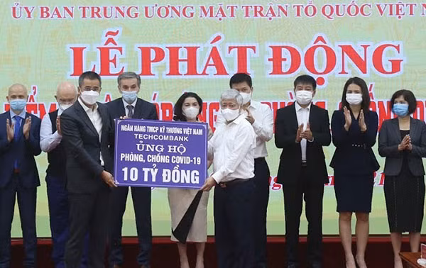 Phó Chủ tịch Đỗ Tuấn Anh đại diện Techcombank trao 10 tỉ đồng ủng hộ phòng chống dịch COVID-19.