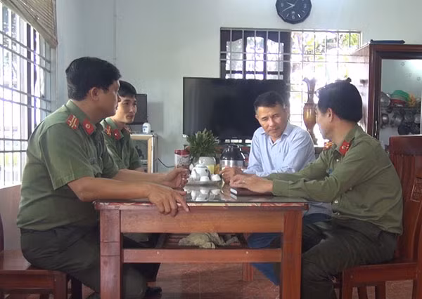Cơ quan Công an làm việc với các gia đình sau khi đưa người thân đến “thần y” N. chữa bệnh.