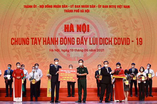 Ông Lưu Trung Thái – Phó Chủ tịch Hội đồng Quản Trị, Tổng Giám đốc MB trao tặng số tiền 10 tỷ đồng tới đại diện UBND TP. Hà Nội.