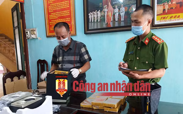 Lực lượng Công an kiểm tra tang vật.