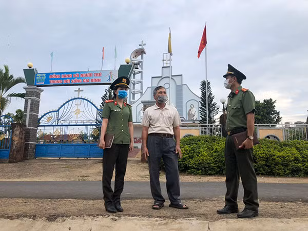 Lực lượng An ninh Công an huyện Krông Nô tuyên truyền, vận động các cơ sở tôn giáo thực hiện việc treo cờ Tổ quốc.