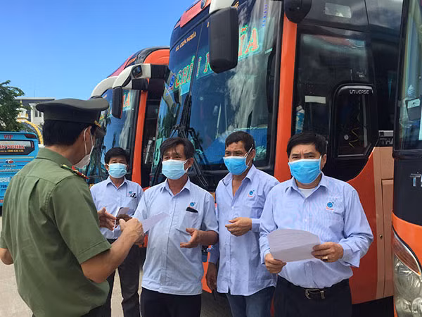 Đại tá Võ Văn Dương, Phó Giám đốc Công an tỉnh Quảng Ngãi động viên các lái xe làm nhiệm vụ trước khi khởi hành.