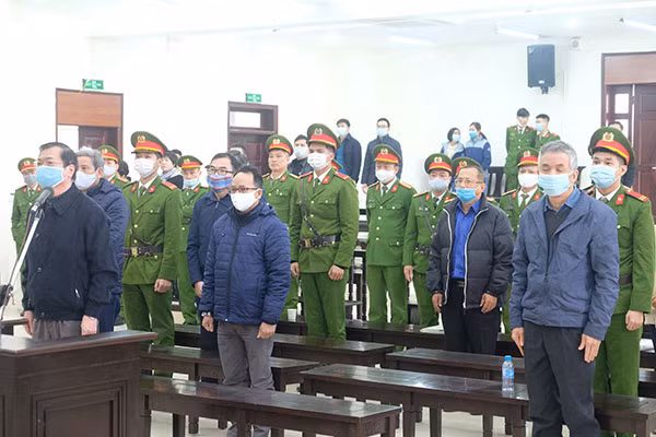 Bị cáo Vũ Huy Hoàng và đồng phạm tại phiên xử. Bị cáo Vũ Huy Hoàng và đồng phạm tại phiên xử.