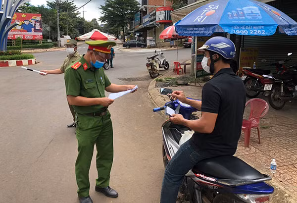 Lực lượng Công an tuyên truyền nhắc nhở người dân chấp hành nghiêm các quy định về phòng, chống dịch. Lực lượng Công an tuyên truyền nhắc nhở người dân chấp hành nghiêm các quy định về phòng, chống dịch.