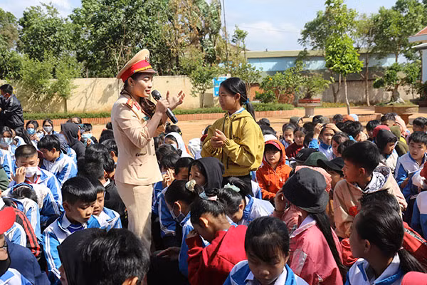 CSGT Công an tỉnh Đắk Nông giao lưu kiến thức an toàn giao thông với học sinh. CSGT Công an tỉnh Đắk Nông giao lưu kiến thức an toàn giao thông với học sinh.