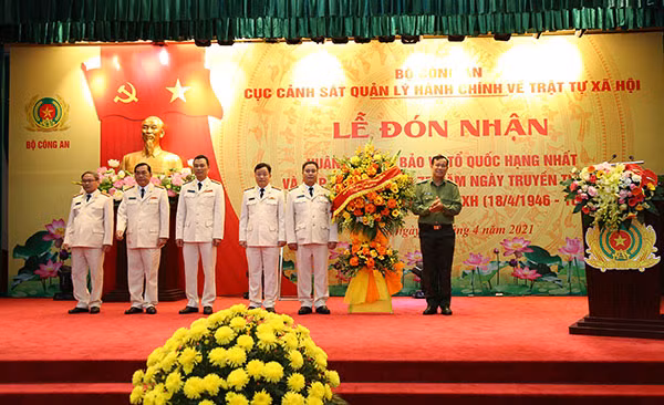 Thay mặt Đảng ủy Công an Trung ương, Thứ trưởng Lê Tấn Tới tặng hoa cho Cục Cảnh sát QLHC về TTXH. Thay mặt Đảng ủy Công an Trung ương, Thứ trưởng Lê Tấn Tới tặng hoa cho Cục Cảnh sát QLHC về TTXH.