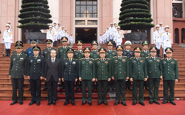 Bộ trưởng Bộ Quốc phòng Phan Văn Giang, Bộ trưởng Bộ Quốc phòng Ngụy Phượng Hòa chụp ảnh lưu niệm với quan chức cấp cao quân sự hai nước.