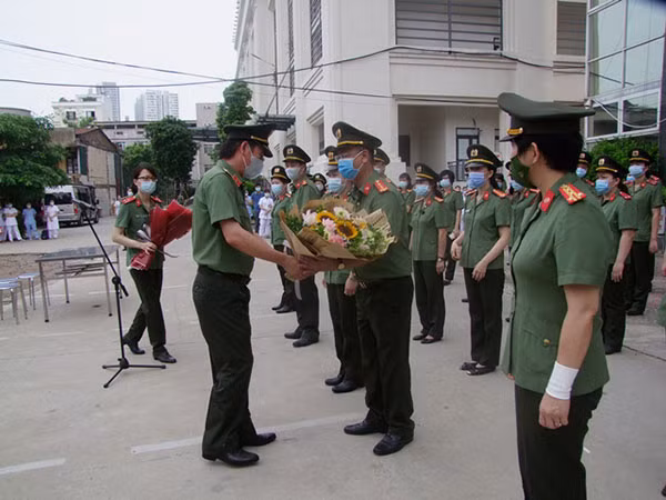 Thiếu tướng Phạm Bá Tuyến, Giám đốc Bệnh viện Y học Cổ truyền Bộ Công an tặng hoa, căn dặn các y bác sĩ tham gia đoàn tình nguyện chống dịch tại Bắc Giang.