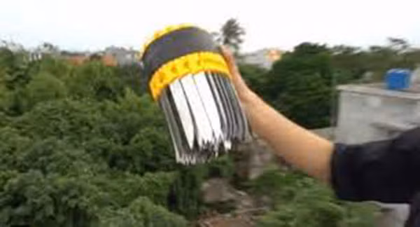 Video clip “thả 100 cái dao trên cao xuống” có nội dung giật gân, độc hại. Video clip “thả 100 cái dao trên cao xuống” có nội dung giật gân, độc hại.
