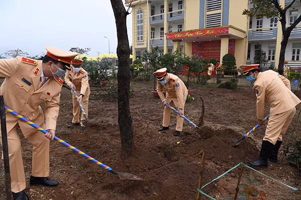 Cán bộ, chiến sĩ Cục CSGT trồng cây.