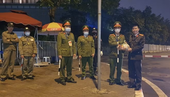Công an phường Mễ Trì, CBCS các đội nghiệp Công an TP Hà Nội, Công an quận Nam Từ Liêm tại một chốt bảo vệ.