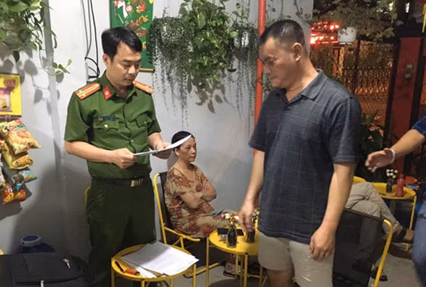 Công an đọc lệnh khám xét nơi ở, bắt các đối tượng.