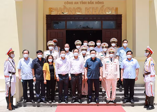 Chủ tịch Quốc hội Vương Đình Huệ cùng đoàn công tác và lãnh đạo địa phương chụp hình lưu niệm với lãnh đạo chủ chốt của Công an tỉnh Đắk Nông.
