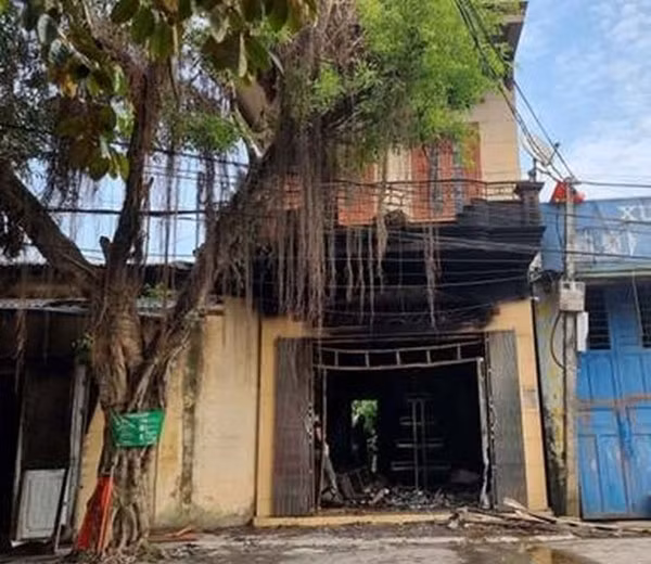 Công an xác định nhiều vết đâm trên thi thể nạn nhân sau vụ hỏa hoạn.