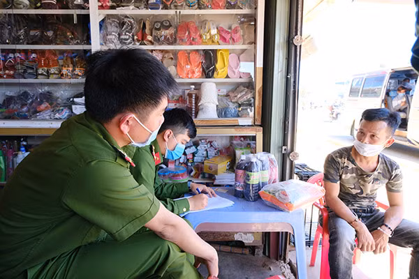 Công an làm việc với một “cò” đặc sản Đà Lạt.